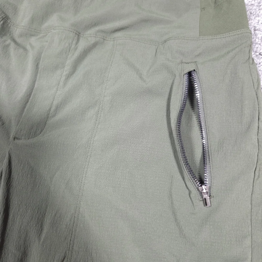 Athleta Olive Utility Shorts Stretch Athleisure Size 12 - Picture 3 of 9